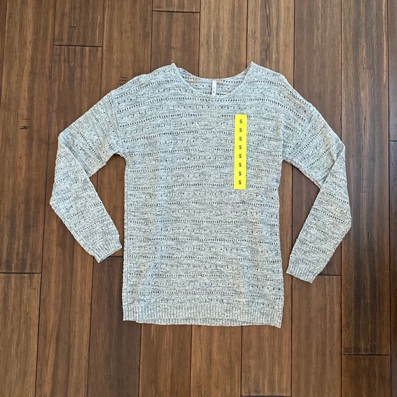 π Leo & Nichole Gray Sweater size Small - Picture 2 of 7